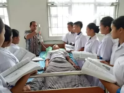 Simulasi pamasangan infus darah